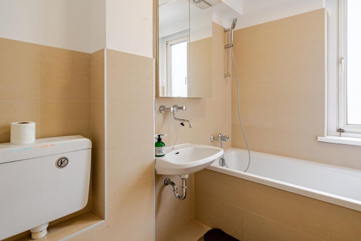 Apartamento 10 Minutes To Centre And Next To Hbf And Easy From Airport *