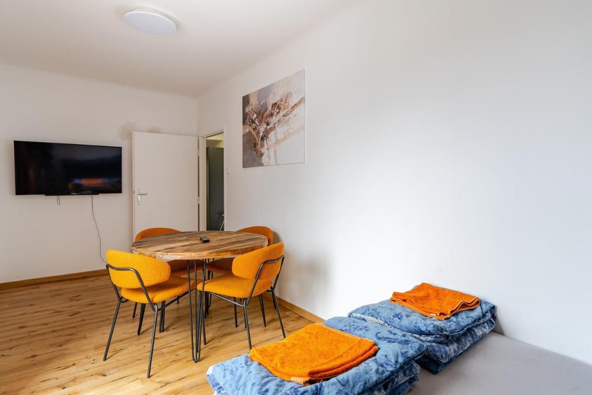 10 Minutes To Centre And Next To Hbf And Easy From Airport Wien