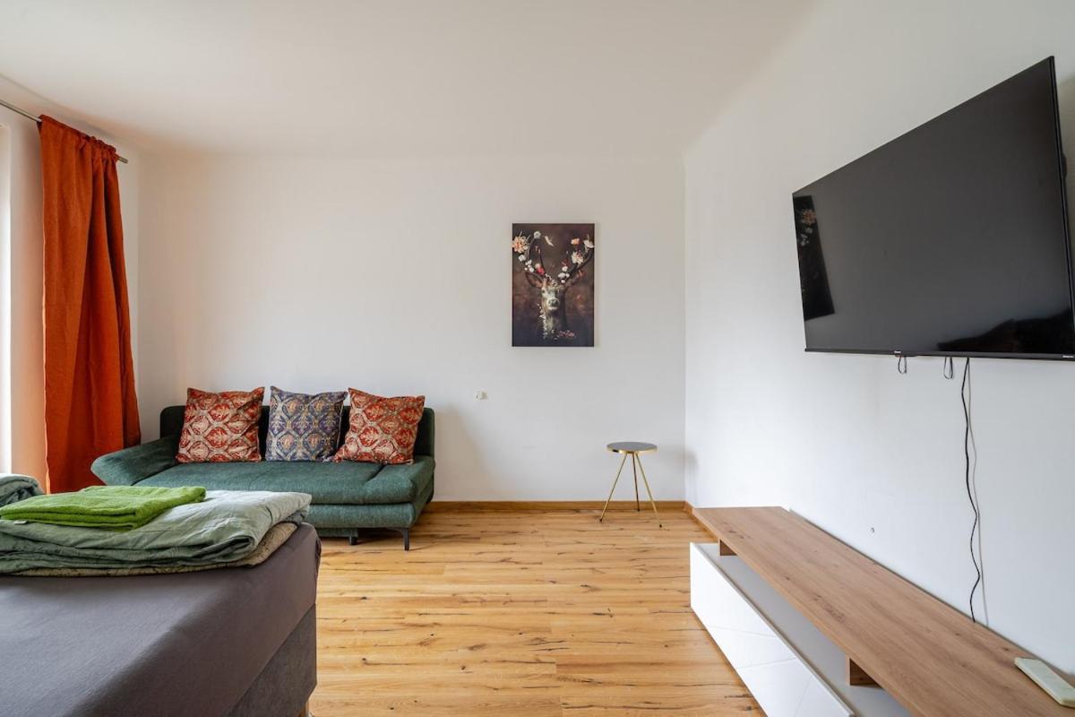 10 Minutes To Centre And Next To Hbf And Easy From Airport Wien